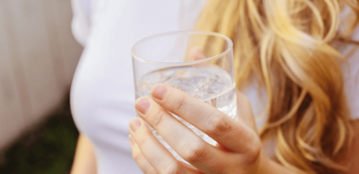 Вопрос дня: действительно ли вода, которую ты пьешь, увлажняет кожу?
