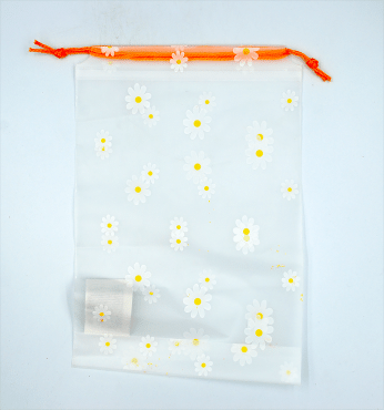 Органайзер для вещей с рисунком белых ромашек на затяжке размер20*30,  1шт