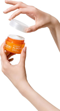 Разглаживающий питательный крем для лица Lirene увлажнение и питание с миндальным маслом 50 мл фото 2